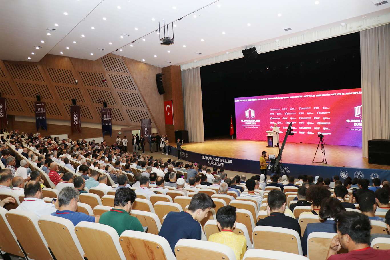 Erbaş: İmam-hatip nesli yüce bir inancın ve medeniyetin temsilcisidir Erbaş: İmam-hatip nesli yüce bir inancın ve medeniyetin temsilcisidir